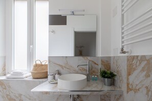 Shower, hair dryer, bidet - iFlat | Magnificent Central Apartment (Roma)