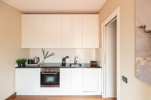 Frigorifero, piano cottura, lavastoviglie, macchina per tè/caffè