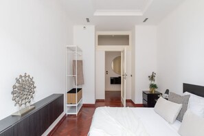 2 quartos, ferros/tábuas de passar roupa