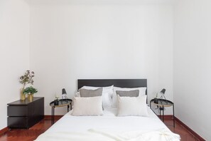 2 habitaciones y tabla de planchar con plancha 