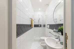 シャワー、ビデ、タオル、トイレットペーパー