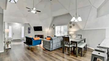 Smart TV, chimenea, videojuegos y futbolito