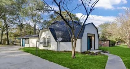 Lake Conroe Dome Home - 1.5 miles to Lake Conroe. Pet Friendly.