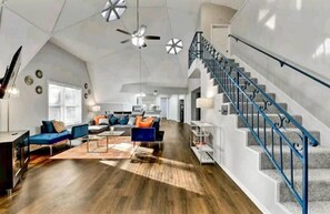 Smart-TV, Kamin, Videospiele, Tischfußball