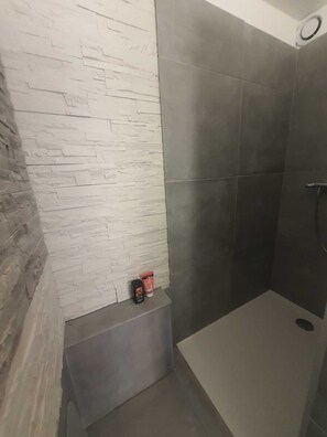 Hårtork, handdukar och toalettpapper