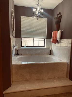 Een bubbelbad, een haardroger, handdoeken, zeep