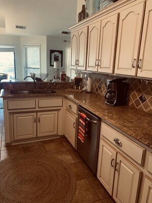 Fridge, microwave, oven, stovetop - Beautiful home on Lake Hamilton  ! (Lake Hamilton)