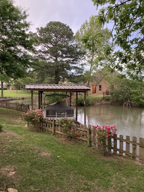 Property grounds - Beautiful home on Lake Hamilton  ! (Lake Hamilton)