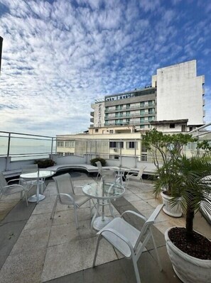 Outdoor dining - Colorful 1 Bedroom in Copacabana (Rio de Janeiro)