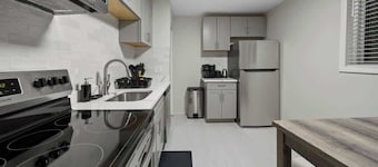 Modern 2BD Apartment Near Royal Oak