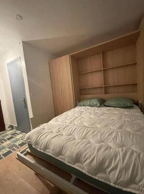 1 dormitorio, tabla de planchar con plancha, wifi y ropa de cama