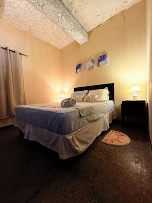 1 soverom, strykejern/-brett, wi-fi (inkludert) og sengetøy