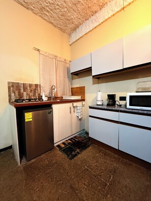 Frigorífico, microondas, placa de cocina y cafetera o tetera