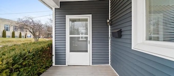 The Vintage Haven. A cozy home 5 mins from Downtown Des Moines. Pet-Friendly