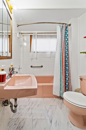 Towels, soap, shampoo, toilet paper
