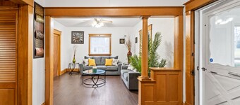 The Vintage Haven. A cozy home 5 mins from Downtown Des Moines. Pet-Friendly