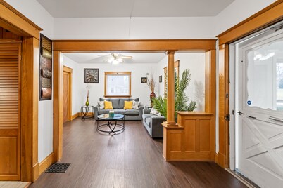 The Vintage Haven. A cozy home 5 mins from Downtown Des Moines. Pet-Friendly