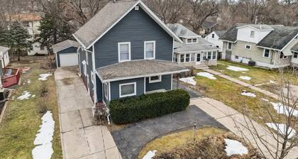 The Vintage Haven. A cozy home 5 mins from Downtown Des Moines. Pet-Friendly