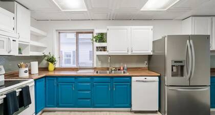 The Vintage Haven. A cozy home 5 mins from Downtown Des Moines. Pet-Friendly