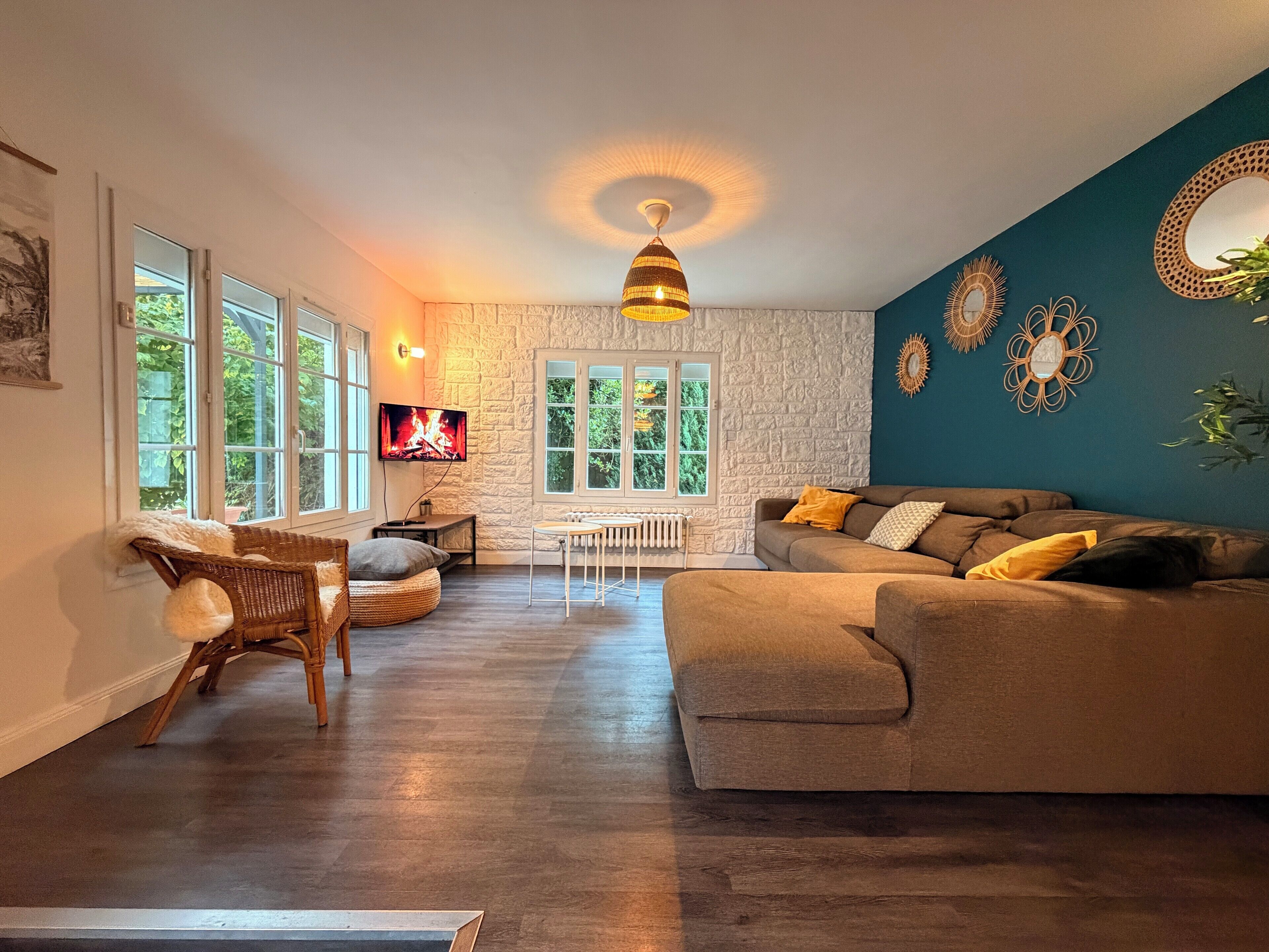 Televisie, een open haard en tafelvoetbal