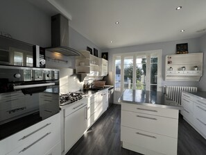 Jääkaappi, mikroaaltouuni, uuni, astianpesukone