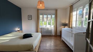 4 bedrooms, iron/ironing board, WiFi, bed sheets