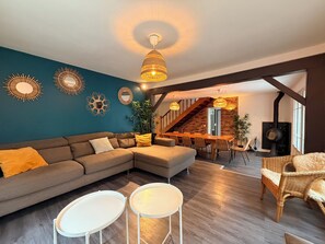 Fernseher, Kamin, Tischfußball