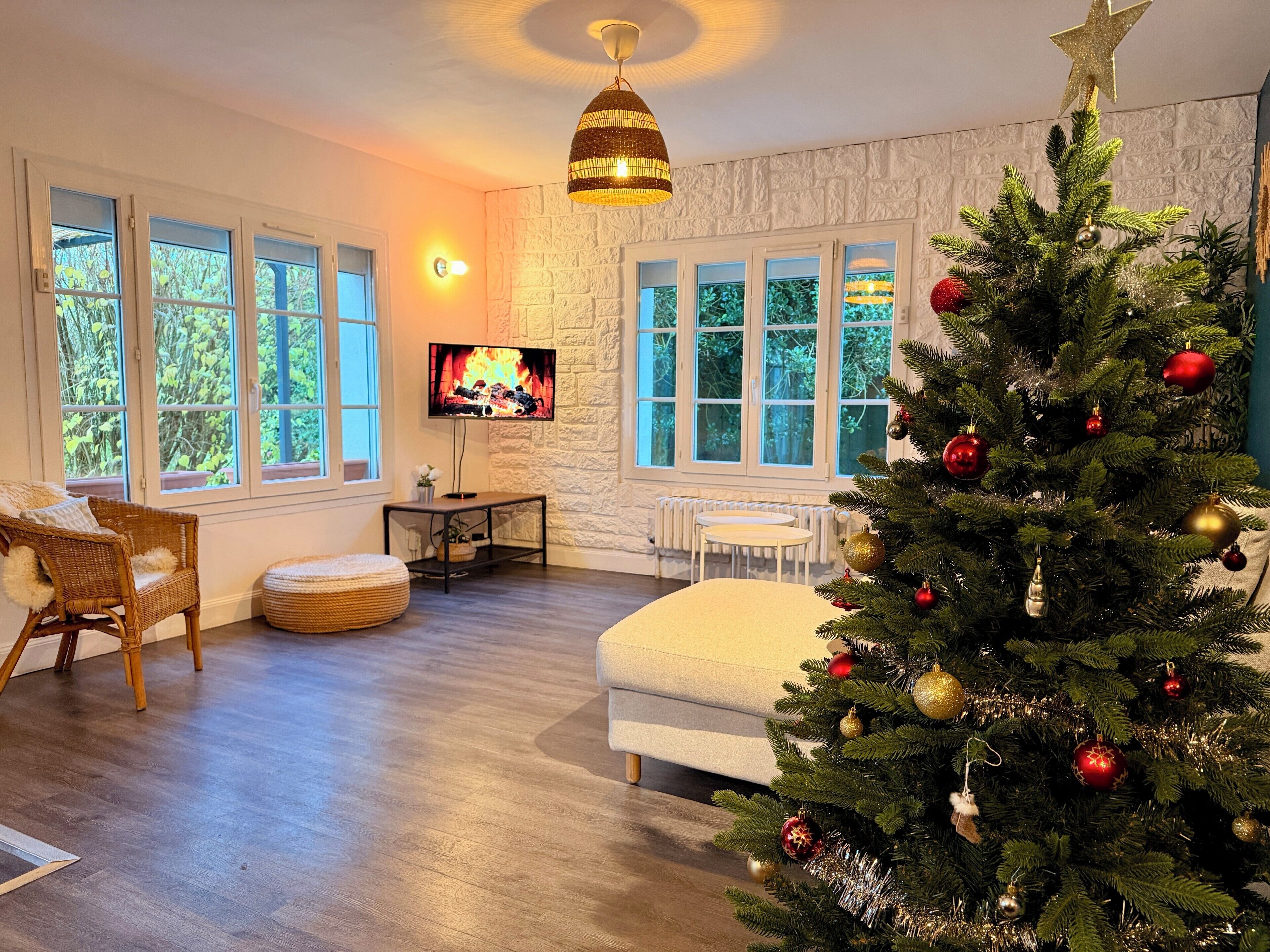 Tv, eldstad och bordsfotboll