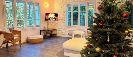 Fernseher, Kamin, Tischfußball