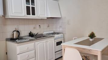 Basic Apartment | Private kitchen | Mini-fridge, microwave, oven, cookware/dishes/utensils