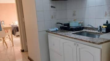 Economy Apartment | Private kitchenette | Mini-fridge, microwave, oven, cookware/dishes/utensils