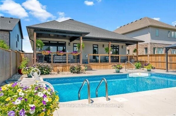Outdoor pool, a heated pool - Bungalow at The W
(Welland)