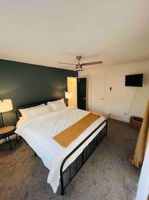 3 bedrooms, desk, travel cot, free WiFi