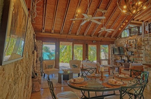 Hibiscus House Oceanfront Paradise in Fernandez Bay