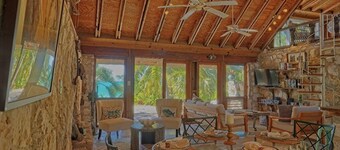 Hibiscus House Oceanfront Paradise in Fernandez Bay