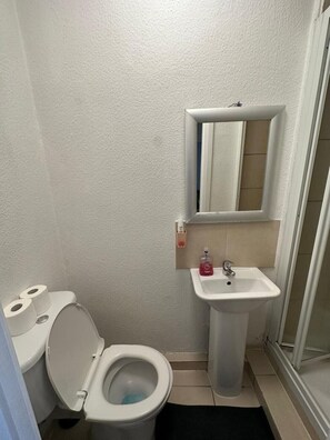 Suihku, hiustenkuivaaja, pyyhkeet, vessapaperi