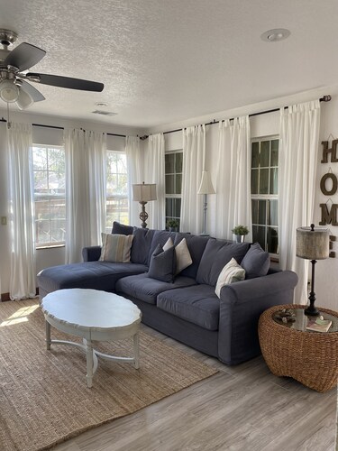 Come and enjoy this 2 bedroom apartment on lake Hamilton ! Sit outside on deck 