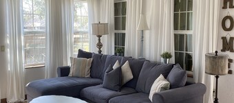 Come and enjoy this 2 bedroom apartment on lake Hamilton ! Sit outside on deck 