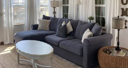 Come and enjoy this 2 bedroom apartment on lake Hamilton ! Sit outside on deck