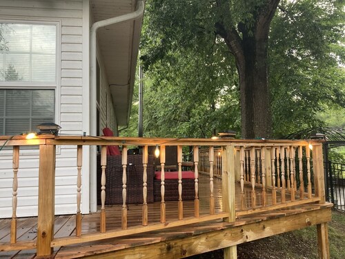 Come and enjoy this 2 bedroom apartment on lake Hamilton ! Sit outside on deck 