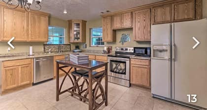 Come and enjoy this 2 bedroom apartment on lake Hamilton ! Sit outside on deck
