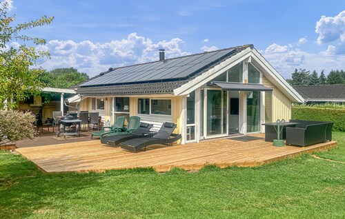 4 bedroom cozy home in Stege