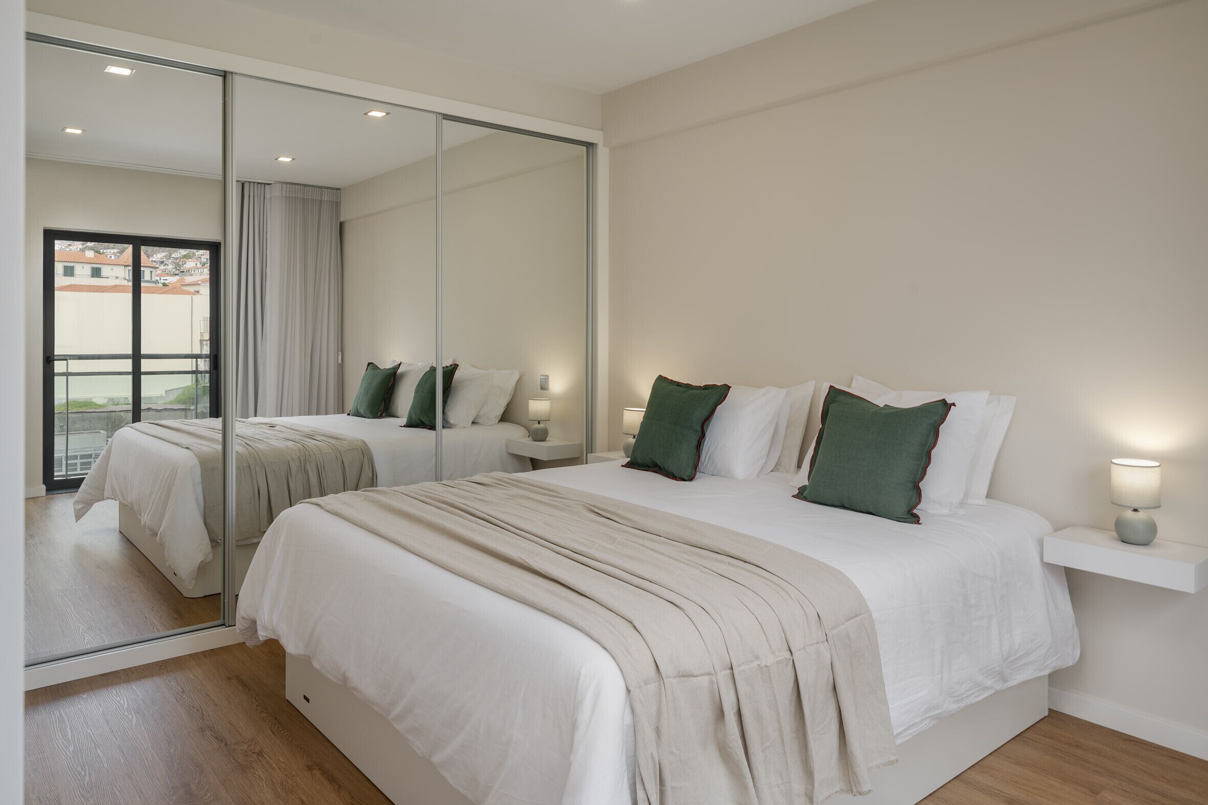 1 dormitorio, tabla de planchar con plancha, wifi y ropa de cama