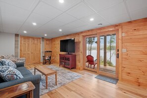 Smart TV, fireplace, table football, offices - Hermit Lake Winter Retreat: Ski, Skate & Game Room (Sanbornton)