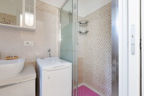 Douche, sèche-cheveux, bidet