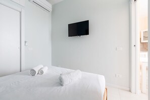 1 habitación y tabla de planchar con plancha 