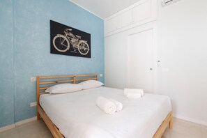 1 chambre, fer et planche Ă repasser