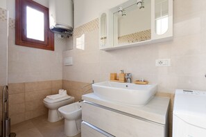 Regadera, secadora de cabello, bidet 