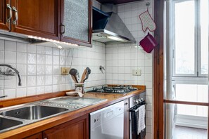 Fridge, oven, stovetop, dishwasher