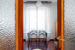 Dining - Roomy apartment of about 110 sqm, located on the second floor of a modern building with lift (NOT suitable for disabled people) with some steps at the entrance. The accommodation can accommodate up to 6 people and is located in a strategic residential ar (Firenze)